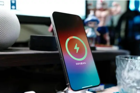 孝感苹果15换屏服务分享用什么充电器给iPhone15充电更好 